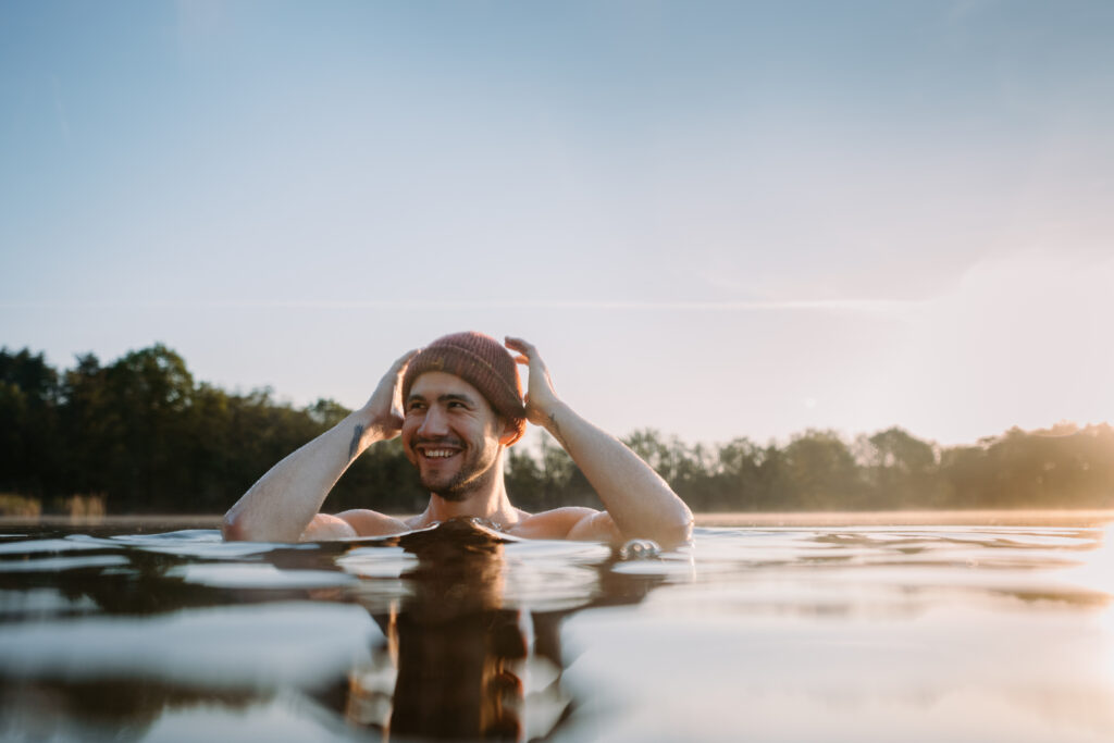 Ein Mann beim Eisbaden in einem See