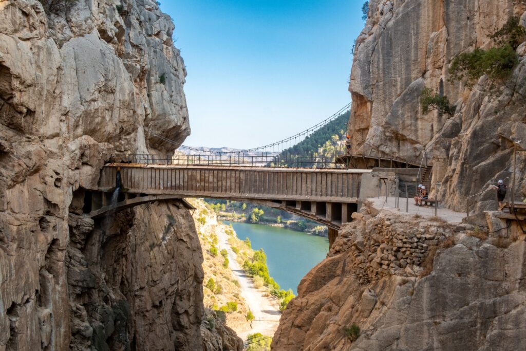 Eine schmale Brücke über einer Schlucht in El Chorro