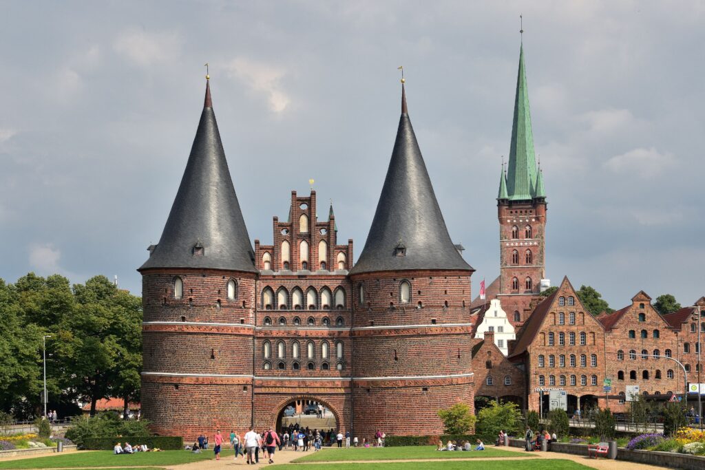 Blick auf das Holstentor in Lübeck