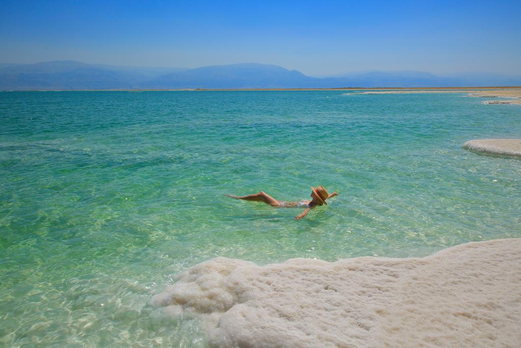Eine Frau lässt sich im Toten Meer treiben