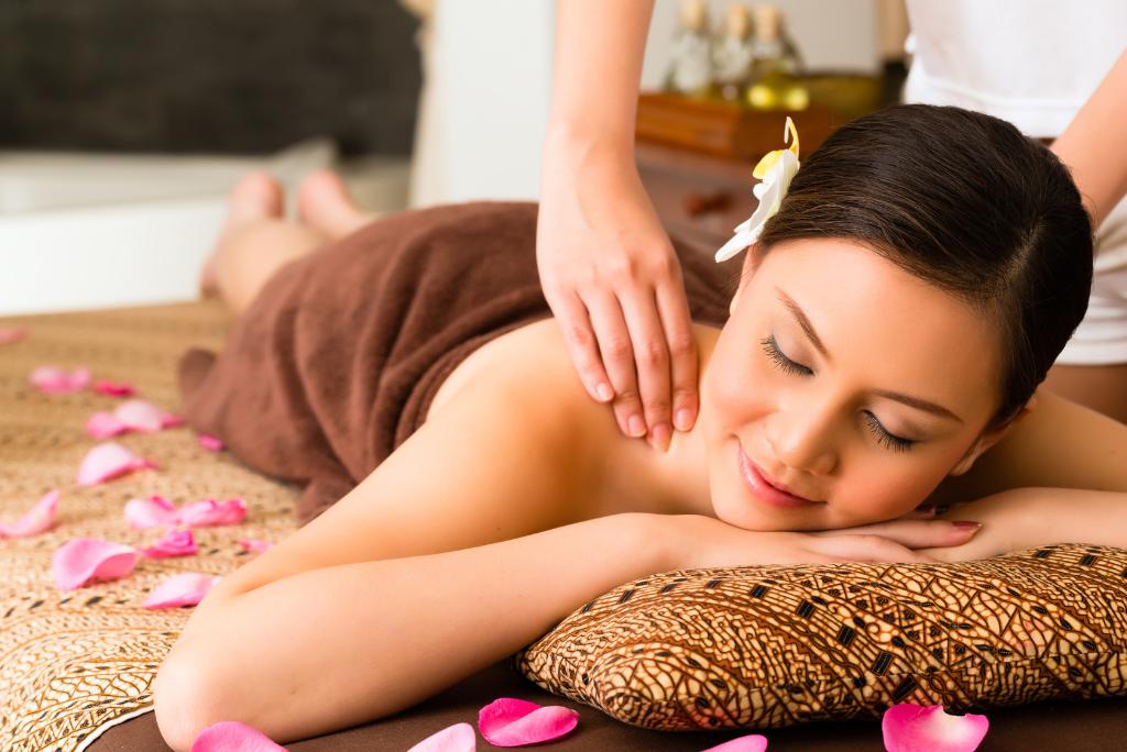 Eine Frau bei der Tuina Massage