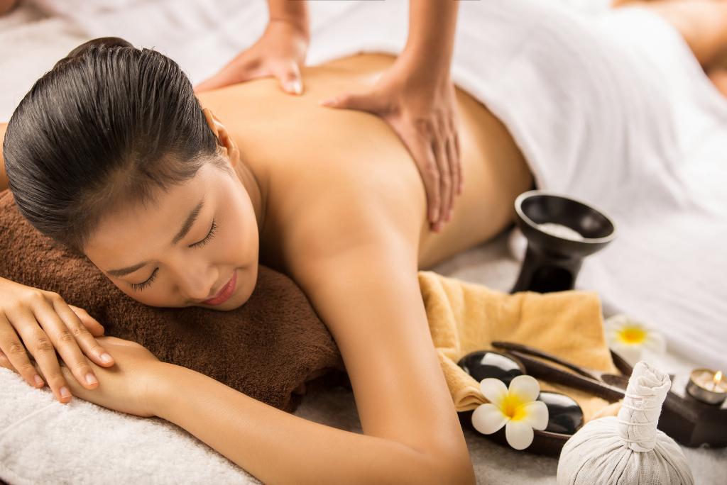 Eine Frau bei der Tuina Massage