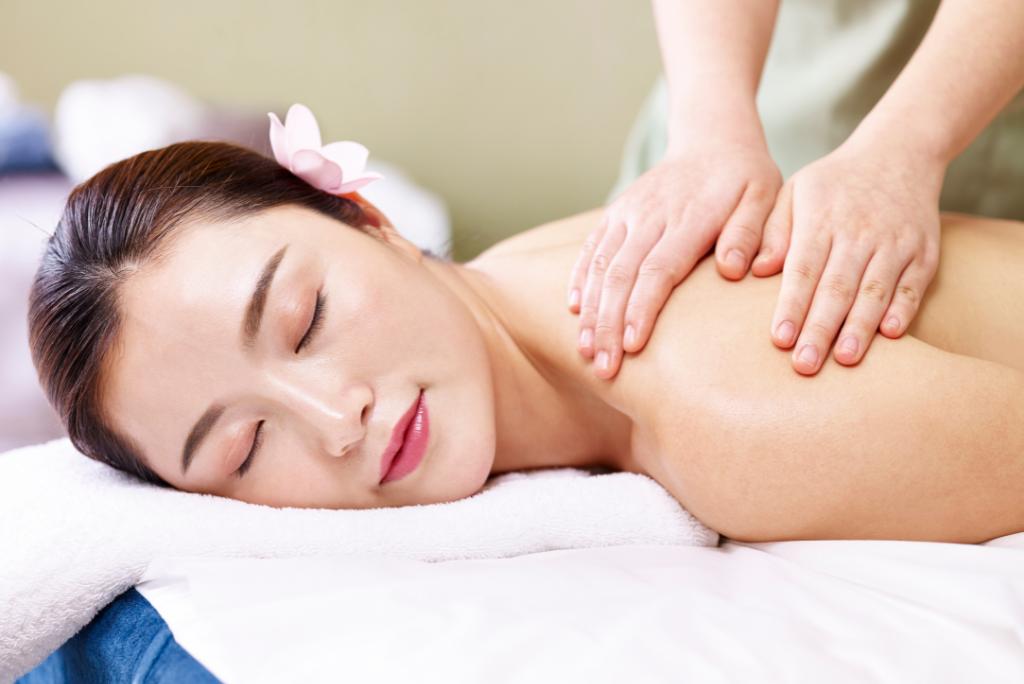 Eine Frau bei der Tuina Massage