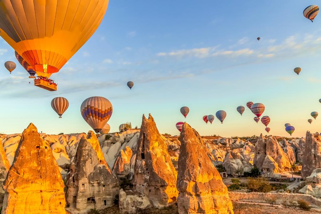 Bunte Heißluftballons über Kappadokien