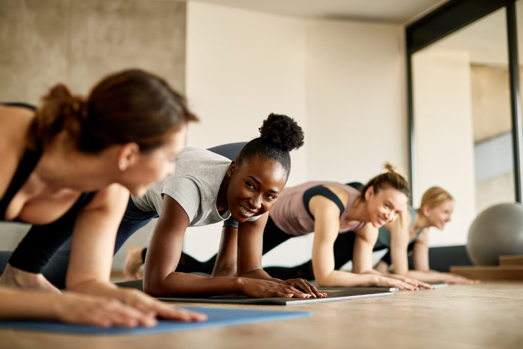 Eine Sport-Gruppe bei der Übung "Plank"
