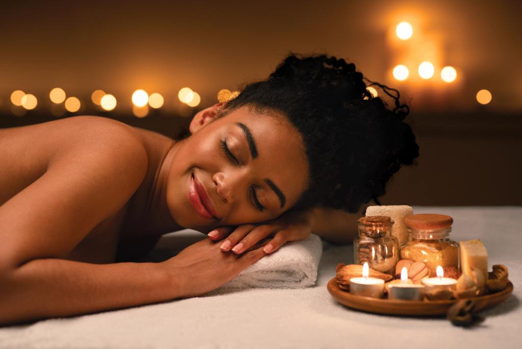 Eine Frau ruht sich auf einer Massageliege aus