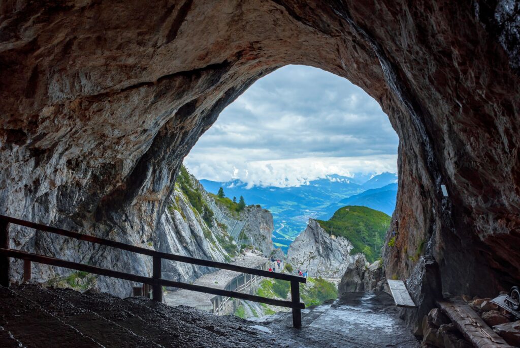 Blick aus dem Inneren der Eisriesenwelt
