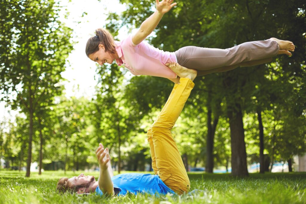 Mann und Frau bei der Flieger-Pose
