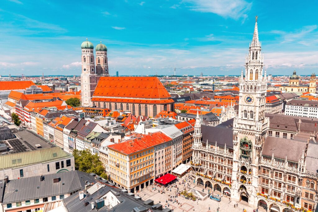 Rathaus und Frauenkirche am Marienplatz in München