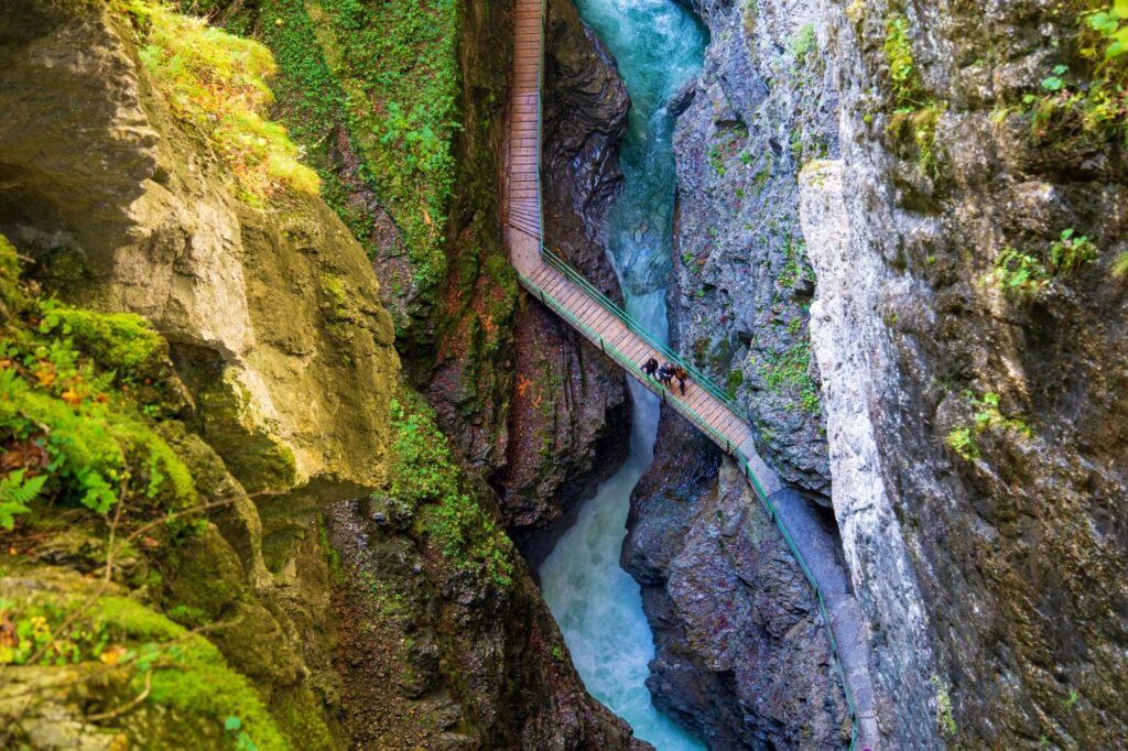 Ein schmaler Steg in der Breitachklamm von oben