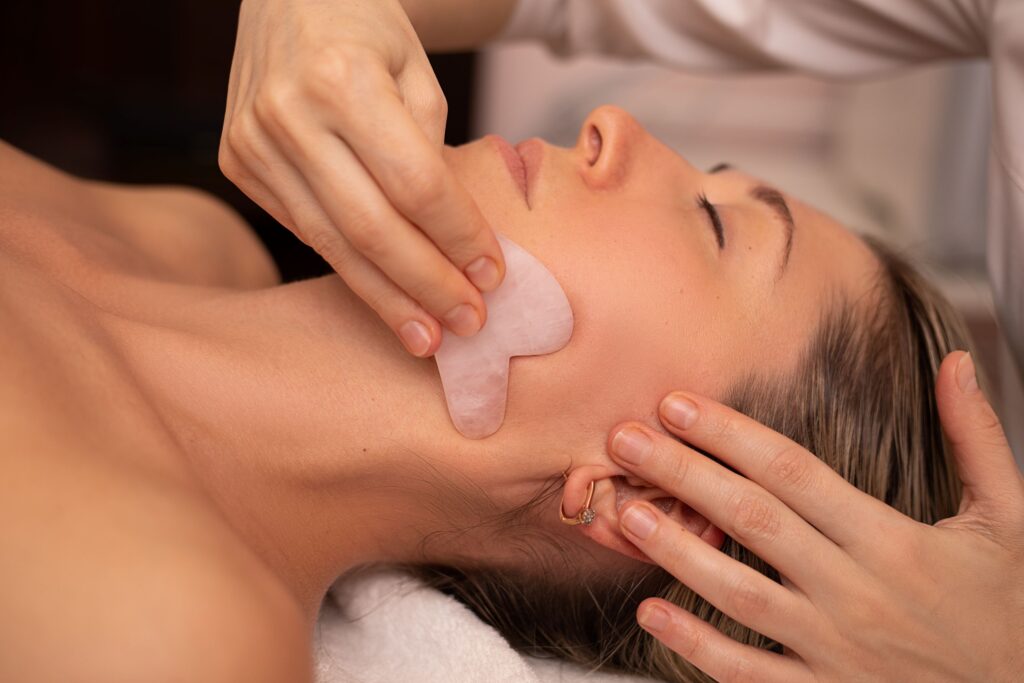 Eine Frau bei der Gua Sha Gesichtamassage