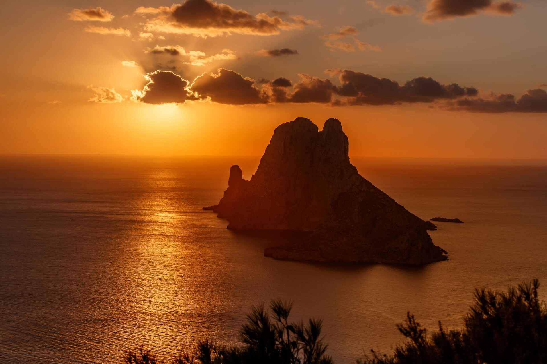 Blick auf das Meer auf Ibiza bei Sonnenuntergang