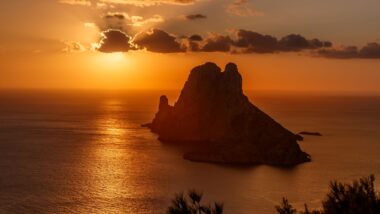 Blick auf das Meer auf Ibiza bei Sonnenuntergang