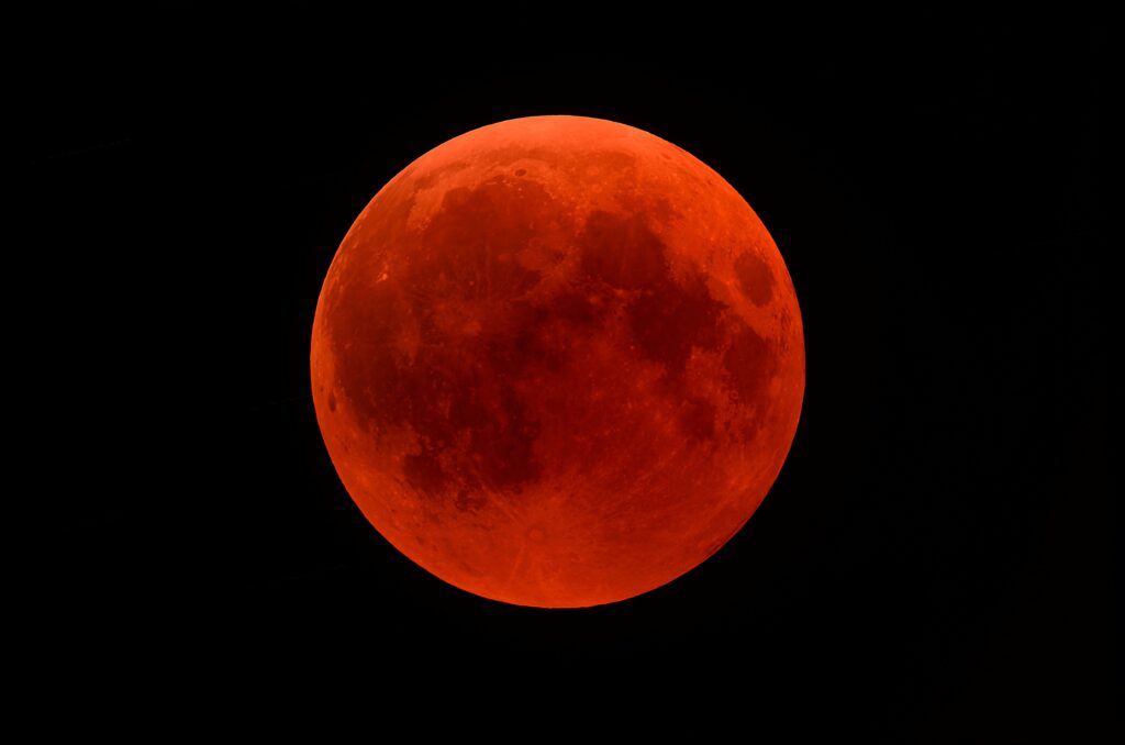 Der blutrote Mond bei einer totalen Mondfinsternis