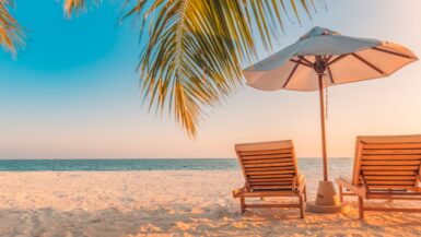 Sonnenliegen und Sonnenschirm am Tropenstrand