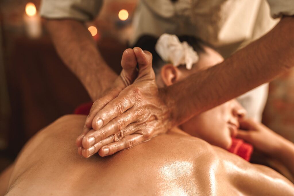 Eine Frau bei der Abhyanga Massage
