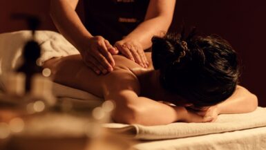 Eine Frau bei der ayurvedischen Ganzkörpermassage