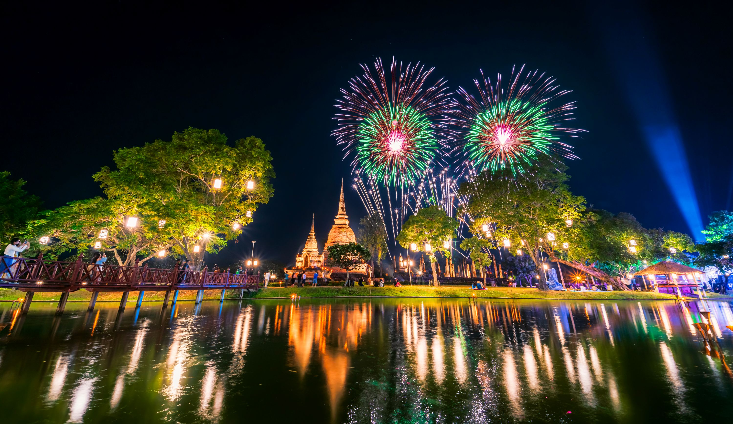 Feuerwerk und schimmernde Lichter an einem Tempel in Sukhothai 