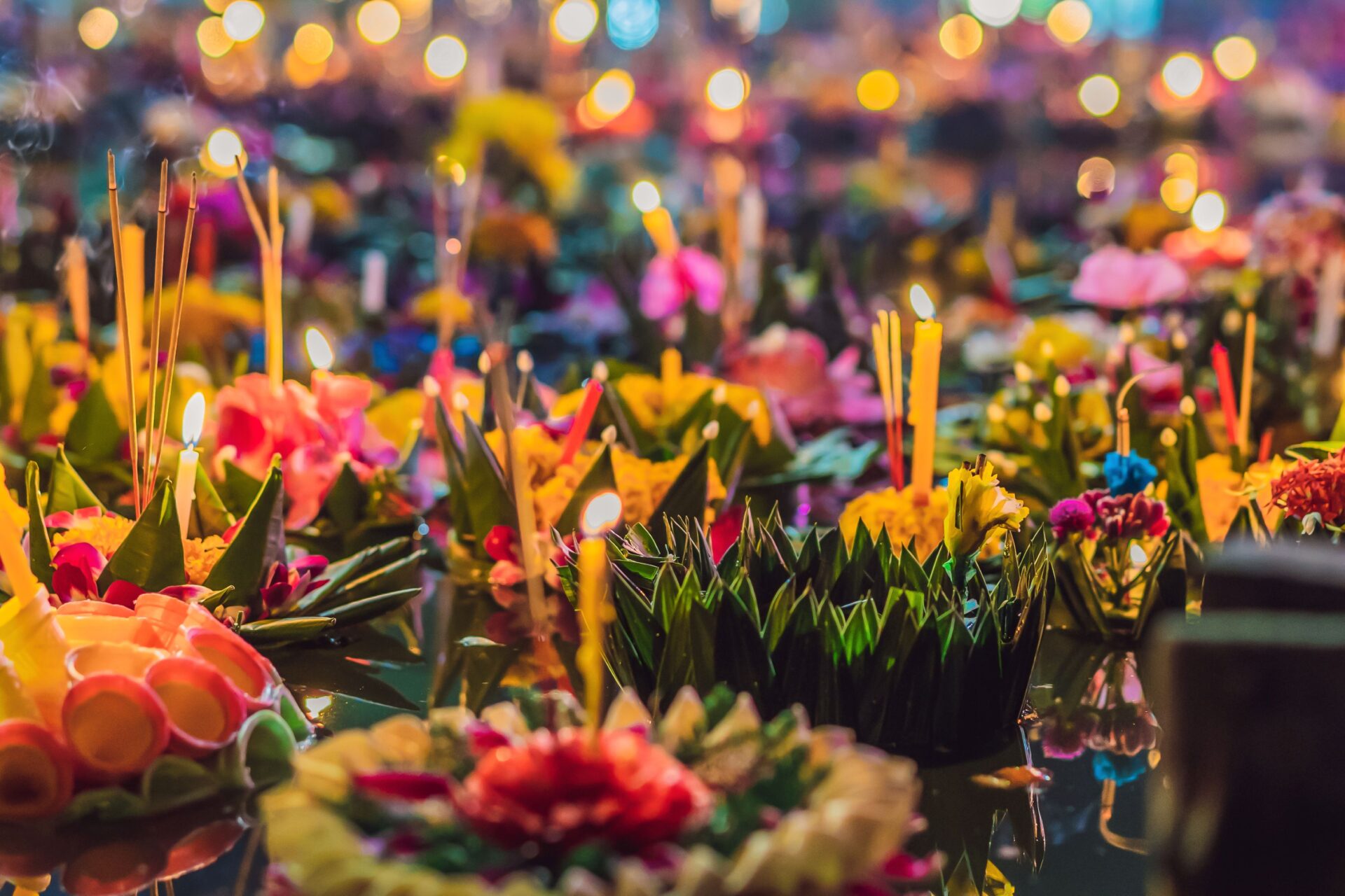 Bunte leuchtende Schiffchen beim Loi Krathong
