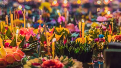 Bunte leuchtende Schiffchen beim Loi Krathong