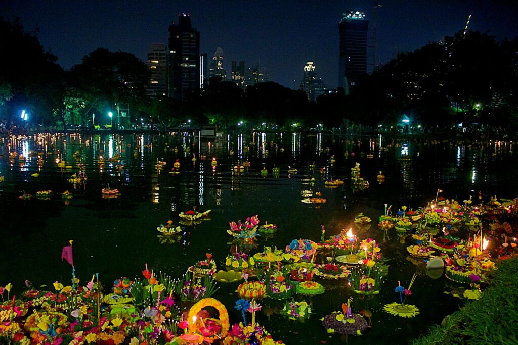 Krathongs auf einem Fluss im Lumpini-Park in Bangkok