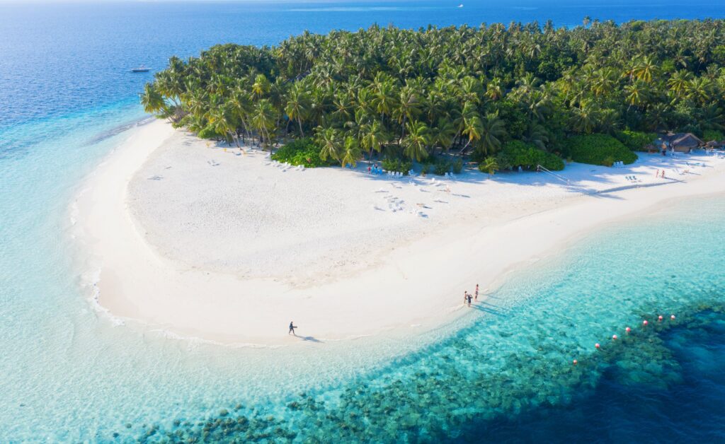 Blick auf eine Insel der Malediven von oben