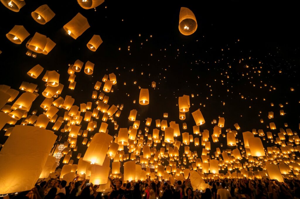 Laternen steigen beim Laternenfest Yi Peng in den Himmel