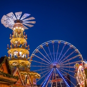 Auf dem Rostocker Weihnachtsmarkt steht die weltgrößte Weihnachtspyramide.
