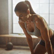 Frau beim Sport im Sportstudio