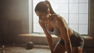 Frau beim Sport im Sportstudio